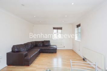 2 bedrooms flat to rent in Honiton Gardens, Hampstead, NW7-image 1