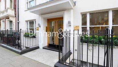 Studio flat to rent in 89 Hill Street, Mayfair, W1J-image 1
