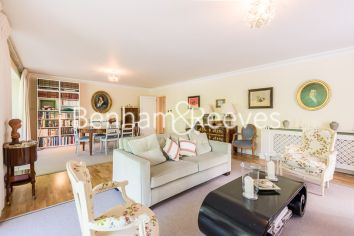 4  bedrooms flat to rent in Hyde Park Gate, Hyde Park, SW7-image 1