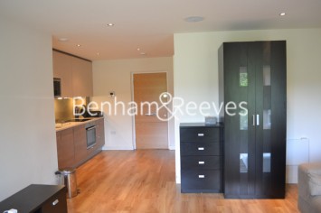 Studio flat to rent in Aerodrome Road, Colindale, NW9-image 4