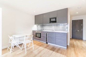 Studio flat to rent in Aerodrome Road, Colindale, NW9-image 2