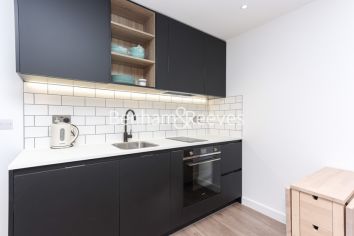 Studio flat to rent in Beaufort Square, Colindale, NW9-image 2