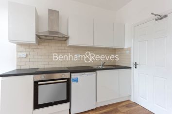 Studio flat to rent in Mapesbury, Larch Road, NW2-image 1
