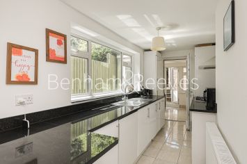 3  bedrooms flat to rent in The Burroughs, Colindal, NW4-image 2