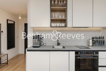 Studio flat to rent in East Drive, Beaufort Park, NW9-image 2