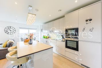 image 3  bedrooms flat to rent in Thonrey Close, Colindale Gardens, NW9-image 2