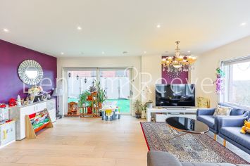 image 3  bedrooms flat to rent in Thonrey Close, Colindale Gardens, NW9-image 16