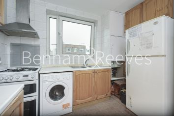 3 bedrooms flat to rent in Norris House, Colville Estate, N1-image 2