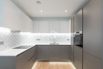 1  bedroom flat to rent in Greenleaf Walk, Southall, UB1-image 2