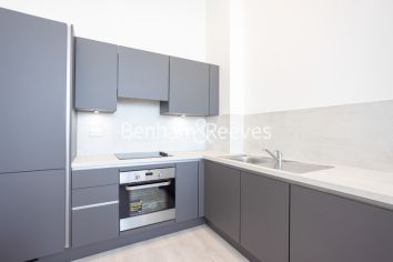 2  bedrooms flat to rent in Carnation Gardens, Hayes, UB3-image 1