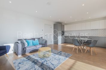2  bedrooms flat to rent in Greenleaf Walk, Southall, UB1-image 1