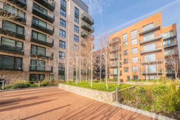 2  bedrooms flat to rent in Greenleaf Walk, Southall, UB1-image 15