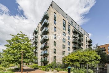 1  bedroom flat to rent in Greenleaf Walk, Southall, UB1-image 12