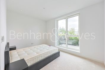 2  bedrooms flat to rent in Greenleaf Walk, Southall, UB1-image 3