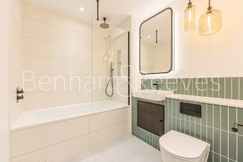 2  bedrooms flat to rent in Greenleaf Walk, Southall, UB1-image 4