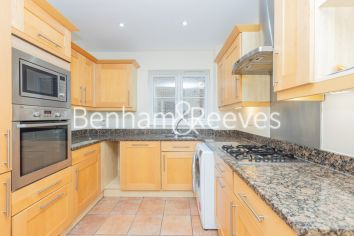 3  bedrooms flat to rent in Eastbury Avenue, Northwood, HA6-image 2