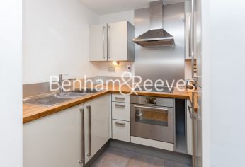 1  bedroom flat to rent in Proton Tower, Blackwall Way, E14-image 2