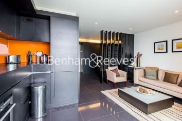 Studio flat to rent in Pan Peninsula Square, Canary Wharf, E14-image 2