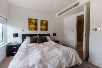 2  bedrooms flat to rent in Landmark West Tower, Marsh Wall, E14-image 3
