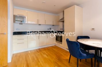1 bedroom flat to rent in Millharbour, South Quay, E14-image 2
