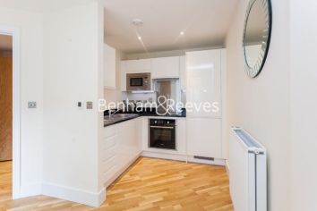 Studio flat to rent in St. Annes Street, Canary Wharf, E14-image 2