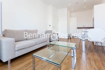 1 bedroom flat to rent in Kingfisher Heights, Pontoon Dock, E16-image 1
