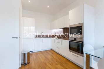 1 bedroom flat to rent in Kingfisher Heights, Pontoon Dock, E16-image 2