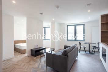 Studio flat to rent in Skyline Apartments, Makers Yard, E3-image 4