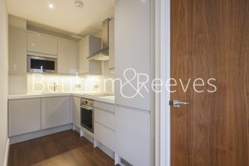 1 bedroom flat to rent in Avalon Point, Silvoecia Way, E14-image 2