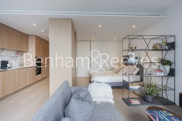 Studio flat to rent in Park Drive, Canary Wharf, E14-image 1