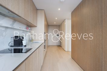 image Studio flat to rent in Park Drive, Canary Wharf, E14-image 2
