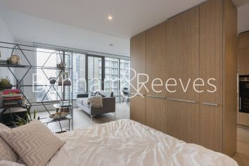 Studio flat to rent in Park Drive, Canary Wharf, E14-image 3