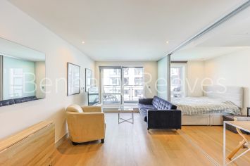 Studio flat to rent in Compass House, Chelsea Creek, SW6-image 1