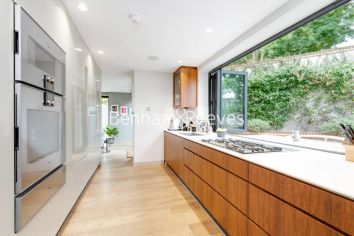 5 bedrooms flat to rent in Hornsey Lane Gardens, Highgate, N6-image 2