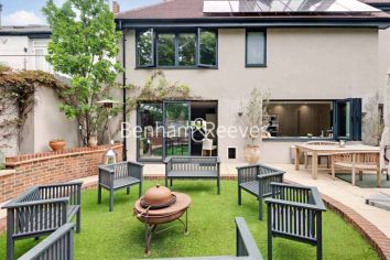 5 bedrooms flat to rent in Hornsey Lane Gardens, Highgate, N6-image 13
