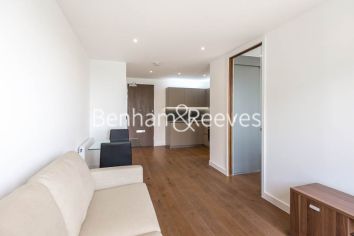 Studio flat to rent in Ottley Drive, Kidbrooke, SE3-image 1