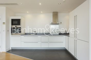 3  bedrooms flat to rent in Cadogan Road, Royal Arsenal Riverside, SE18-image 2