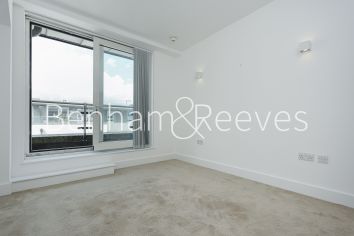 3  bedrooms flat to rent in Cadogan Road, Royal Arsenal Riverside, SE18-image 3
