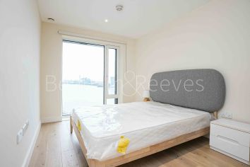 2  bedrooms flat to rent in Royal Arsenal Riverside, Duke of Wellington Avenue, SE18-image 4