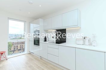 3  bedrooms flat to rent in Davies House, Vousden Grove, SE28-image 2