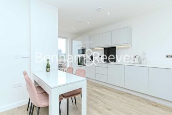 3  bedrooms flat to rent in Davies House, Vousden Grove, SE28-image 3