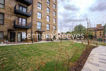 3  bedrooms flat to rent in Davies House, Vousden Grove, SE28-image 14