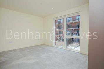 2  bedrooms flat to rent in Thunderer Walk, Royal Arsenal Riverside, SE18-image 3
