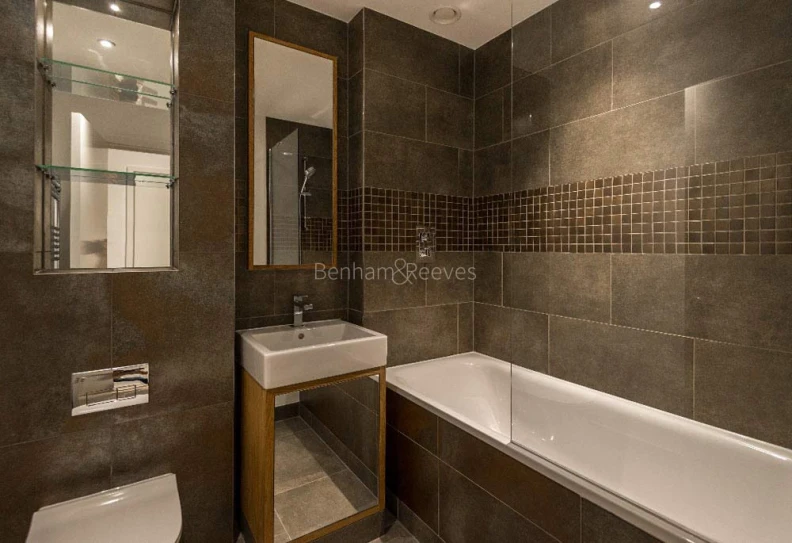 Bathroom view of 190 Strand images 1
