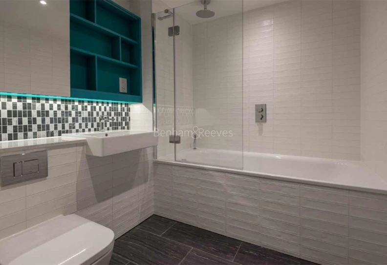 Bathroom view of 251 Southwark Bridge Road images 1