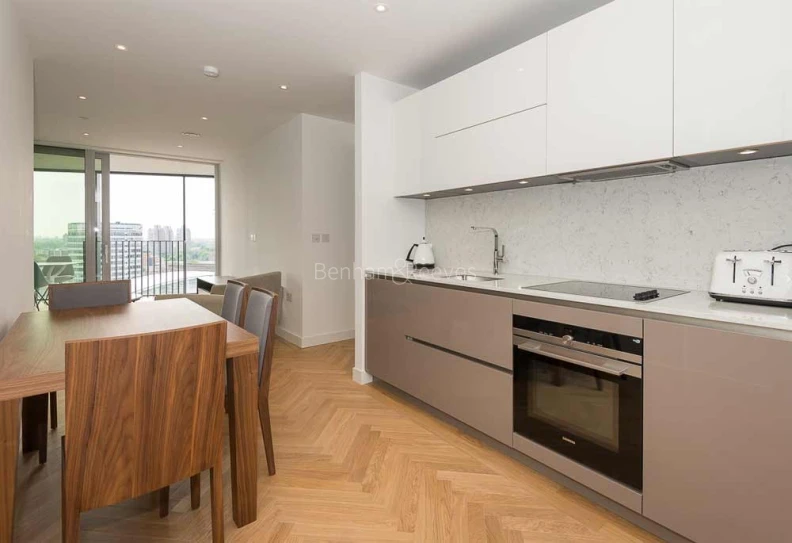 Kitchen view of 251 Southwark Bridge Road images 1