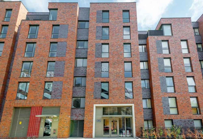 Exterior view of Abbey Road Cross Image 5