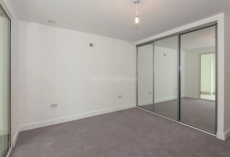 Bedroom view of Blackwall Reach images 1