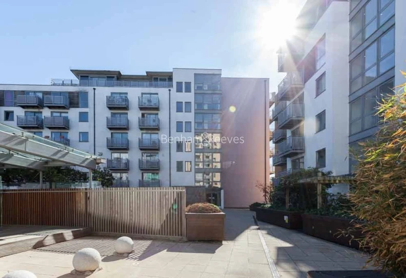 Exterior view of Deals Gateway Image 1