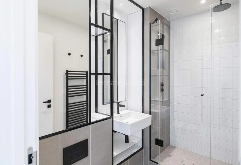 Bathroom view of Grand Union images 3